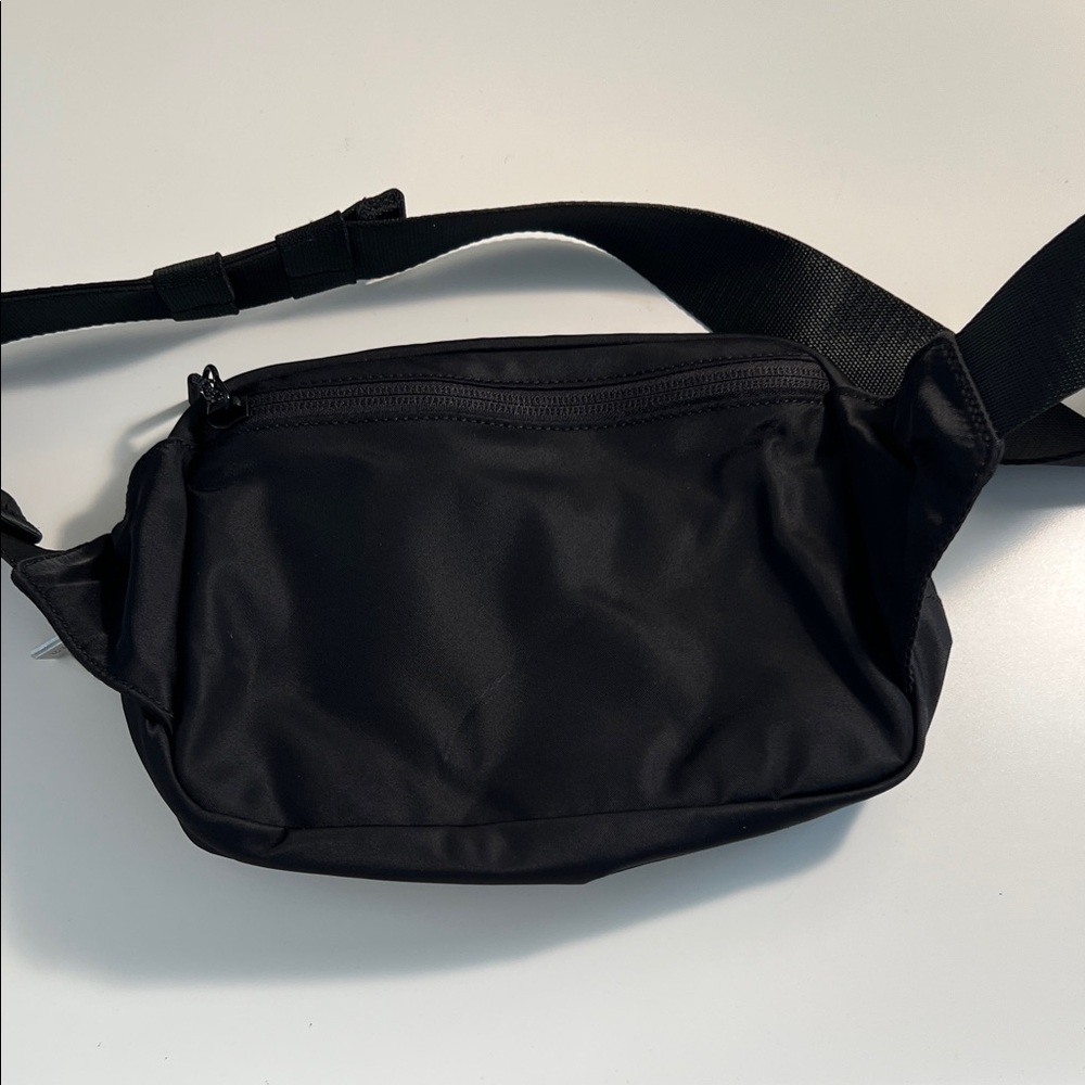 lululemon athletica Black Belt Bag - used 2 times perfect condition - Picture 2 of 3